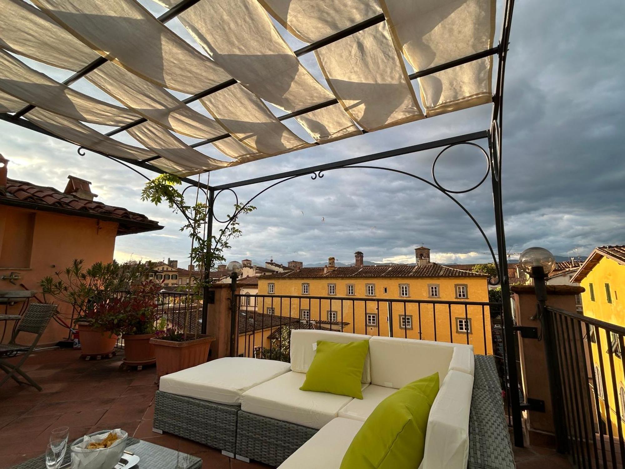 Апартаменты La Terrazza Fra Le Torri Лукка Экстерьер фото