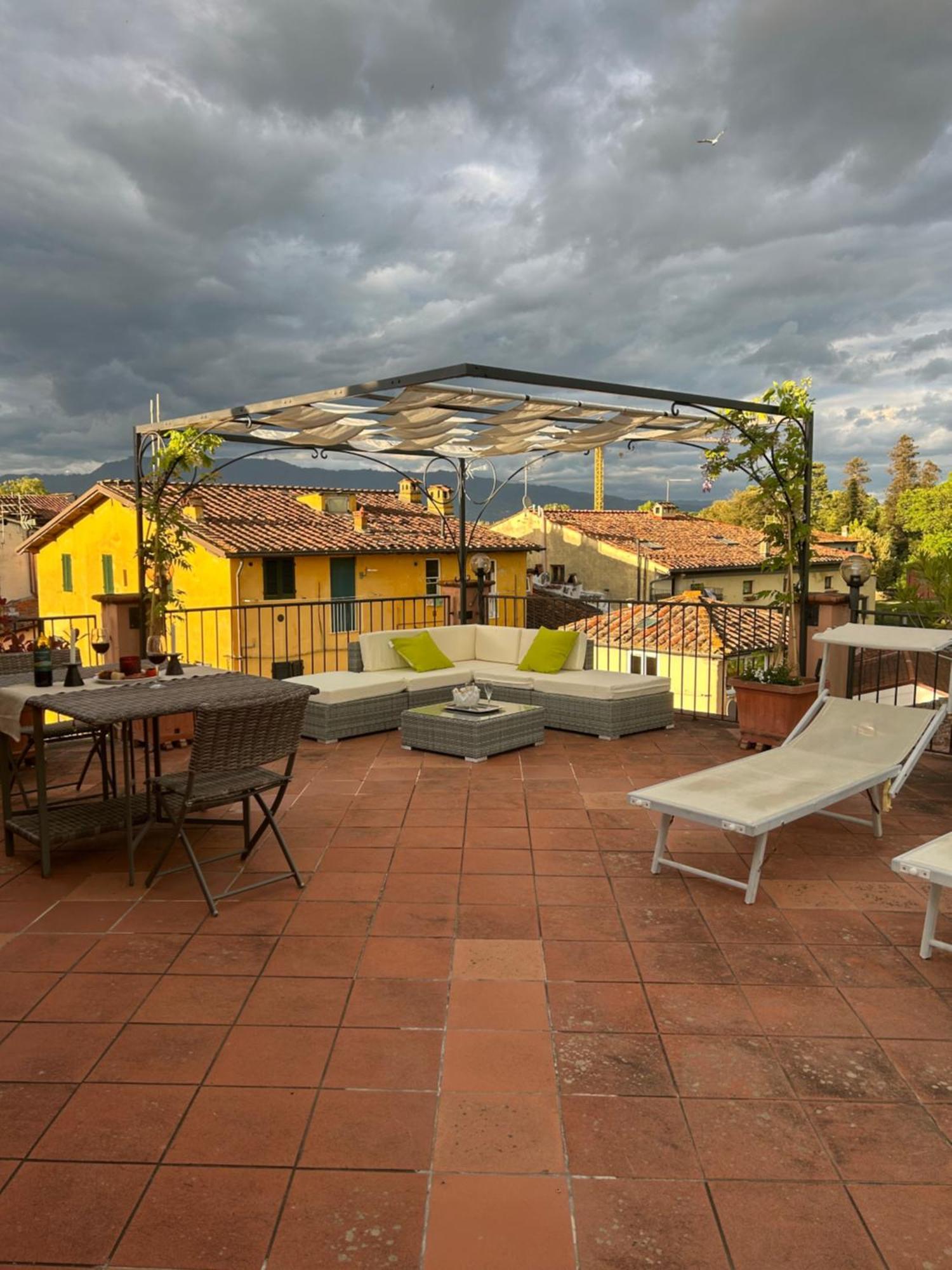 Апартаменты La Terrazza Fra Le Torri Лукка Экстерьер фото