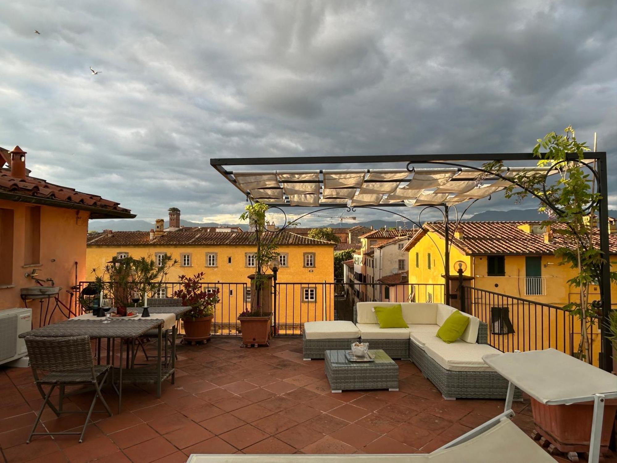 Апартаменты La Terrazza Fra Le Torri Лукка Экстерьер фото
