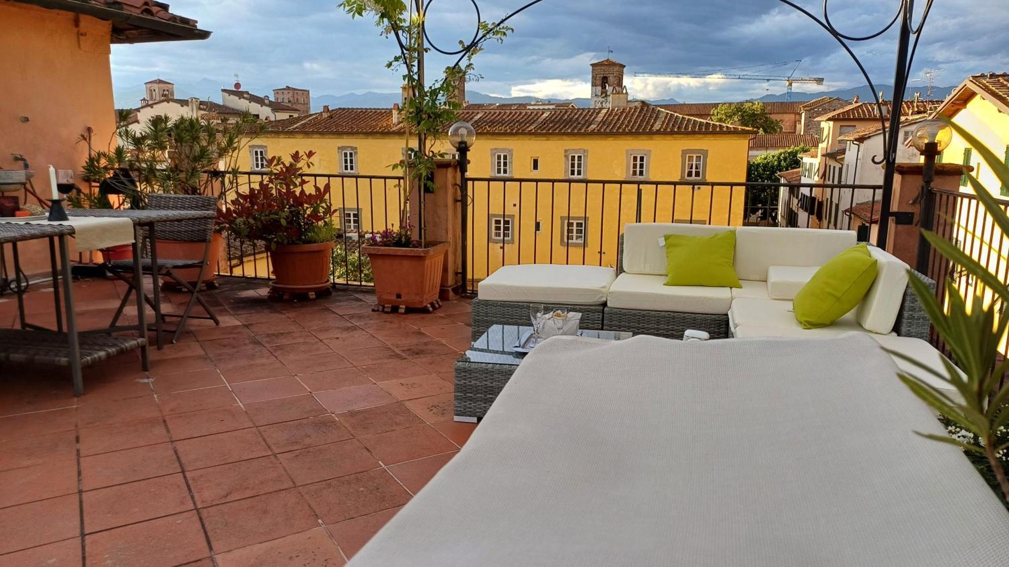 Апартаменты La Terrazza Fra Le Torri Лукка Экстерьер фото
